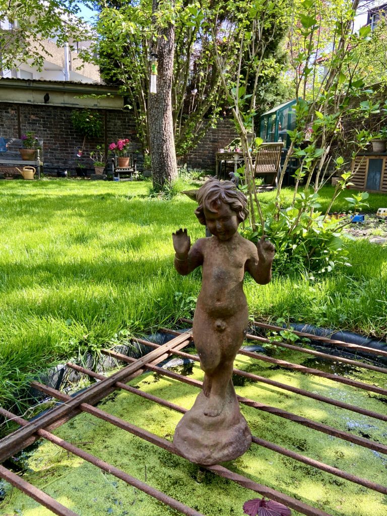 Schöner Engel im Garten, gekauft beim Antikhof van roy kasseien in Holland