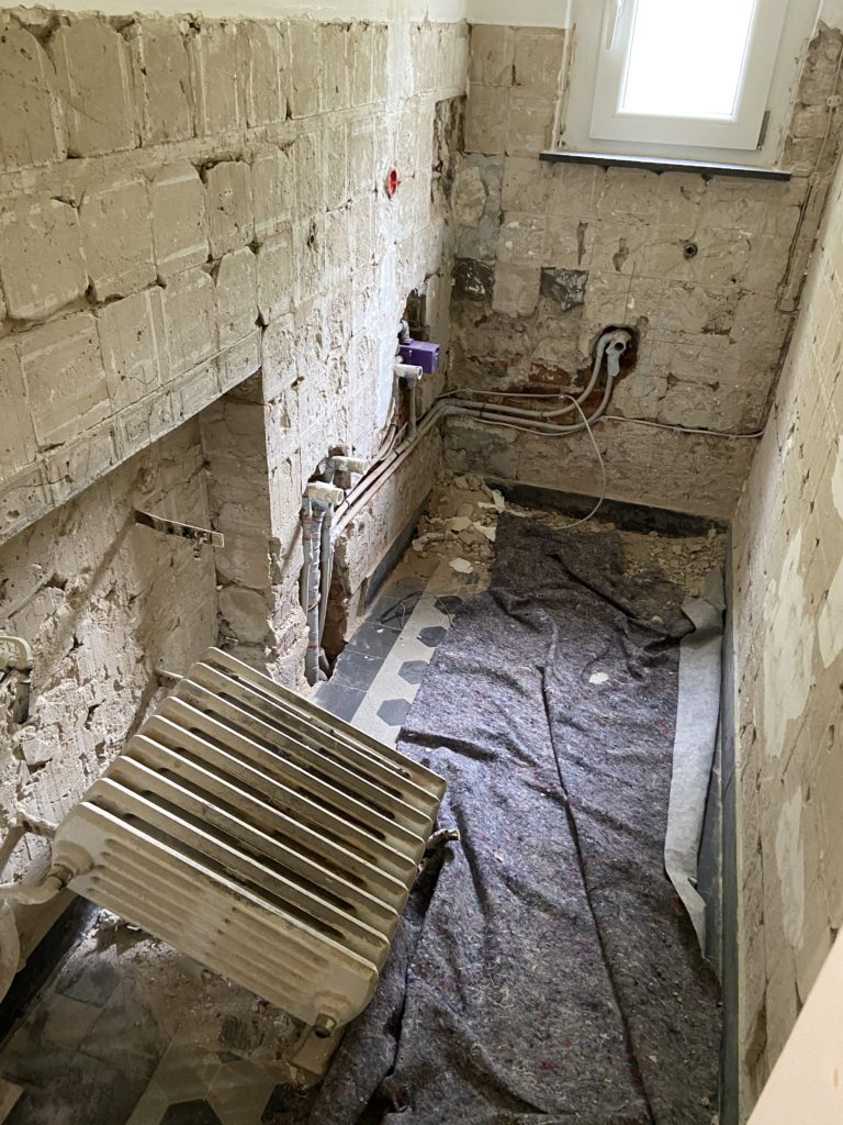 Armin Dlugosch entkernt ein Badezimmer in Herne