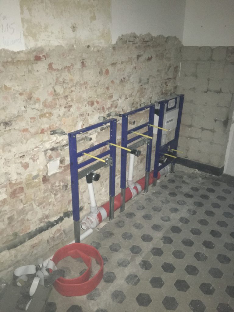 Umbauphase im ehemaligen Willi Thomczyk Haus - das Badezimmer wurde komplett entkernt von Sanitärmeister Armin Dlugosch