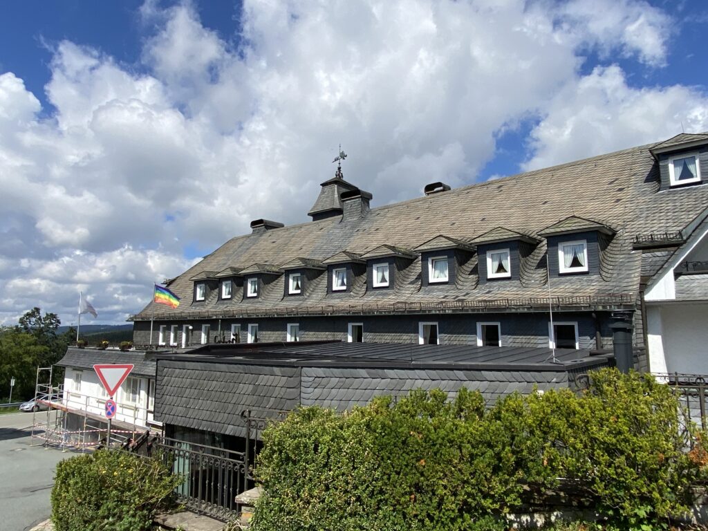 Das Romantikhotel Astenkrone in Winterberg liegt neben einer idyllischen Kapelle am Fuße des Kahlen Astens